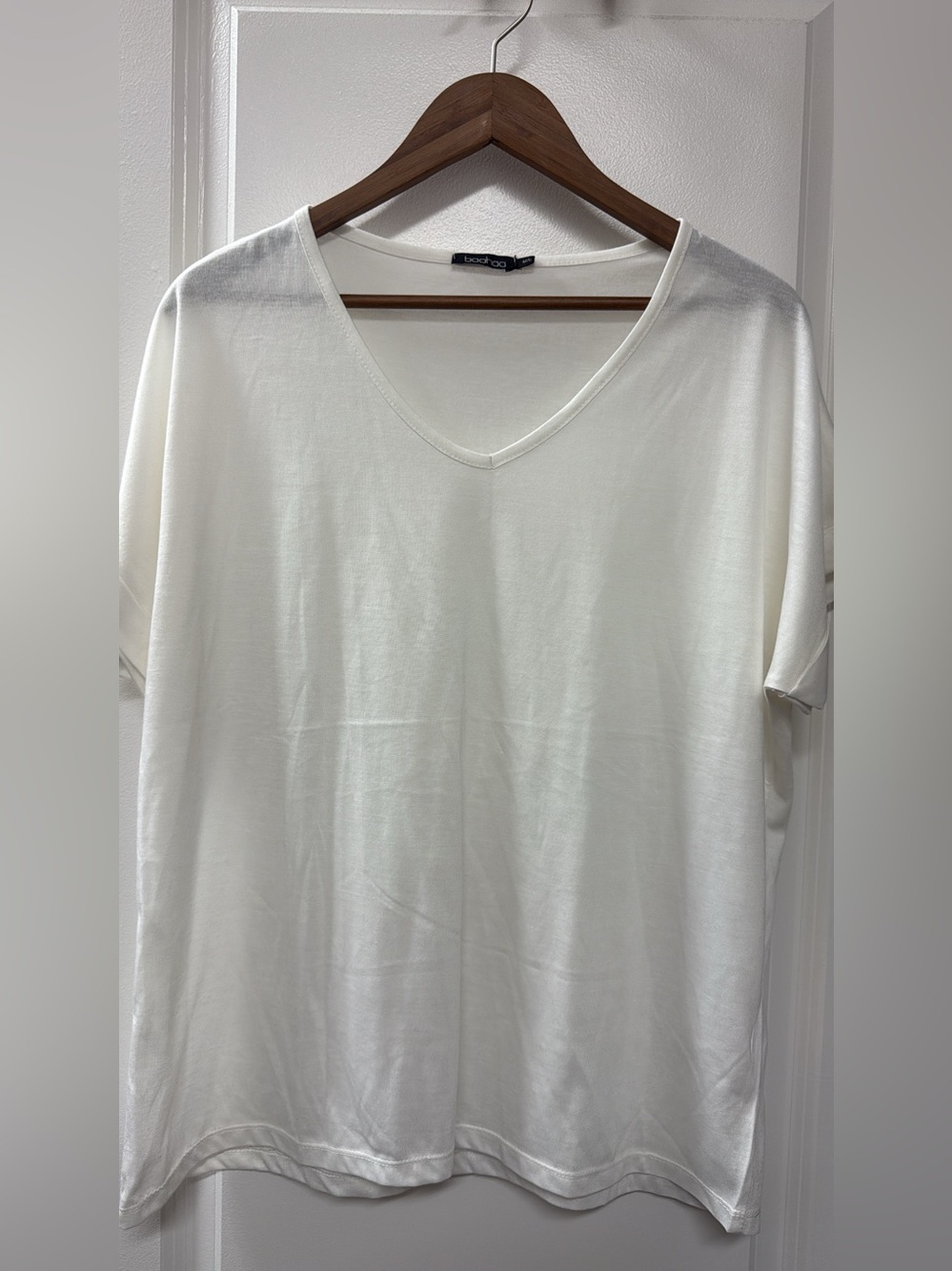 Boohoo Women’s V-Neck Short Sleeve Tee in White